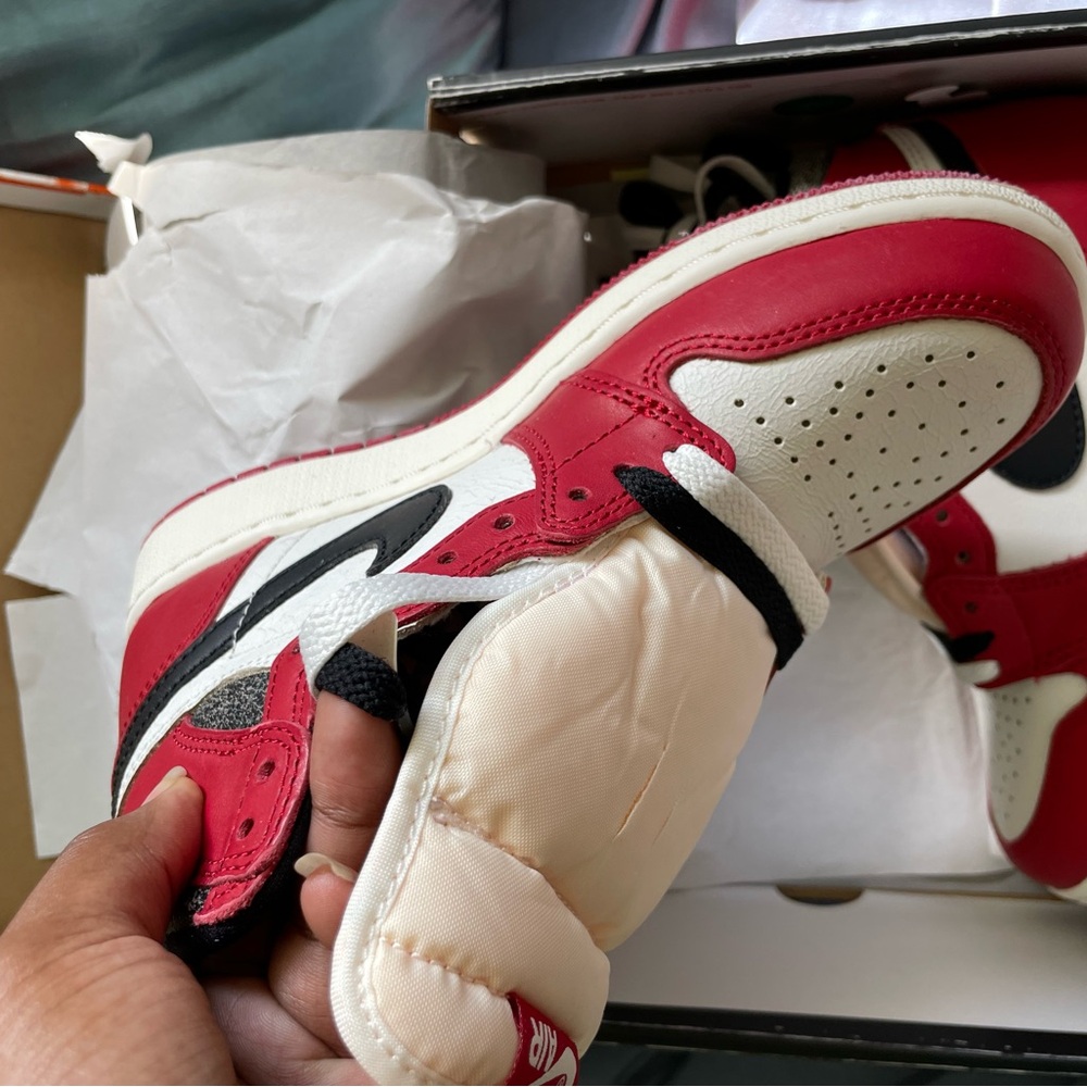 Jordan 1 Chicago - Picture 2 of 3